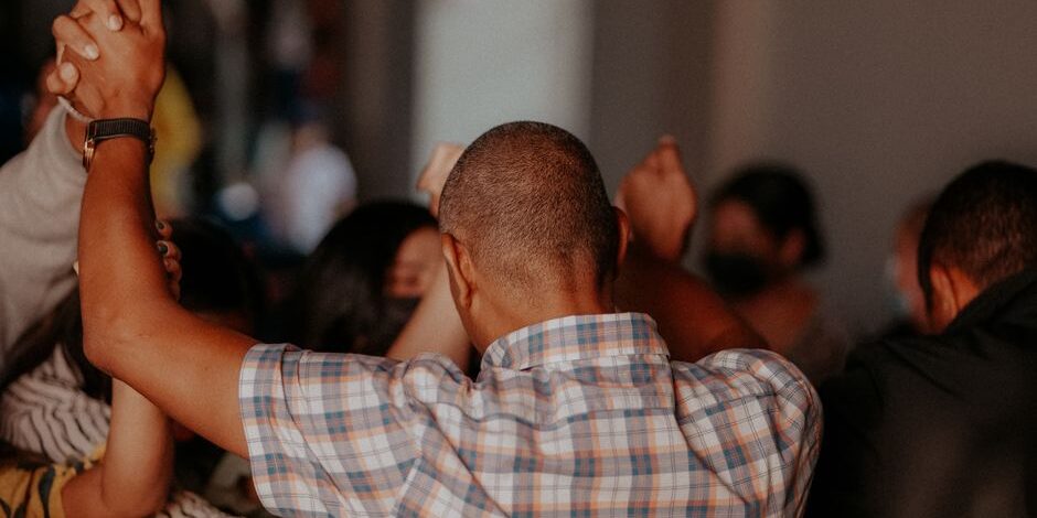 finding-strength-in-brotherhood-with-a-biblical-mens-support-group-image Biblical men's support group praying together in a circle